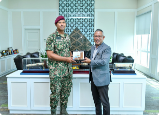KUNJUNGAN HORMAT REJIMEN ASKAR MELAYU DIRAJA KE MBKT